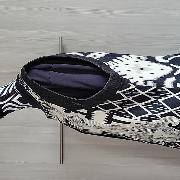 Desigual dress with eclectic pattern, pop of red, and artistic design - Picture 4 of 11